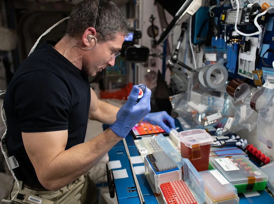 Investigación de cristales de proteínas en la Estación Espacial